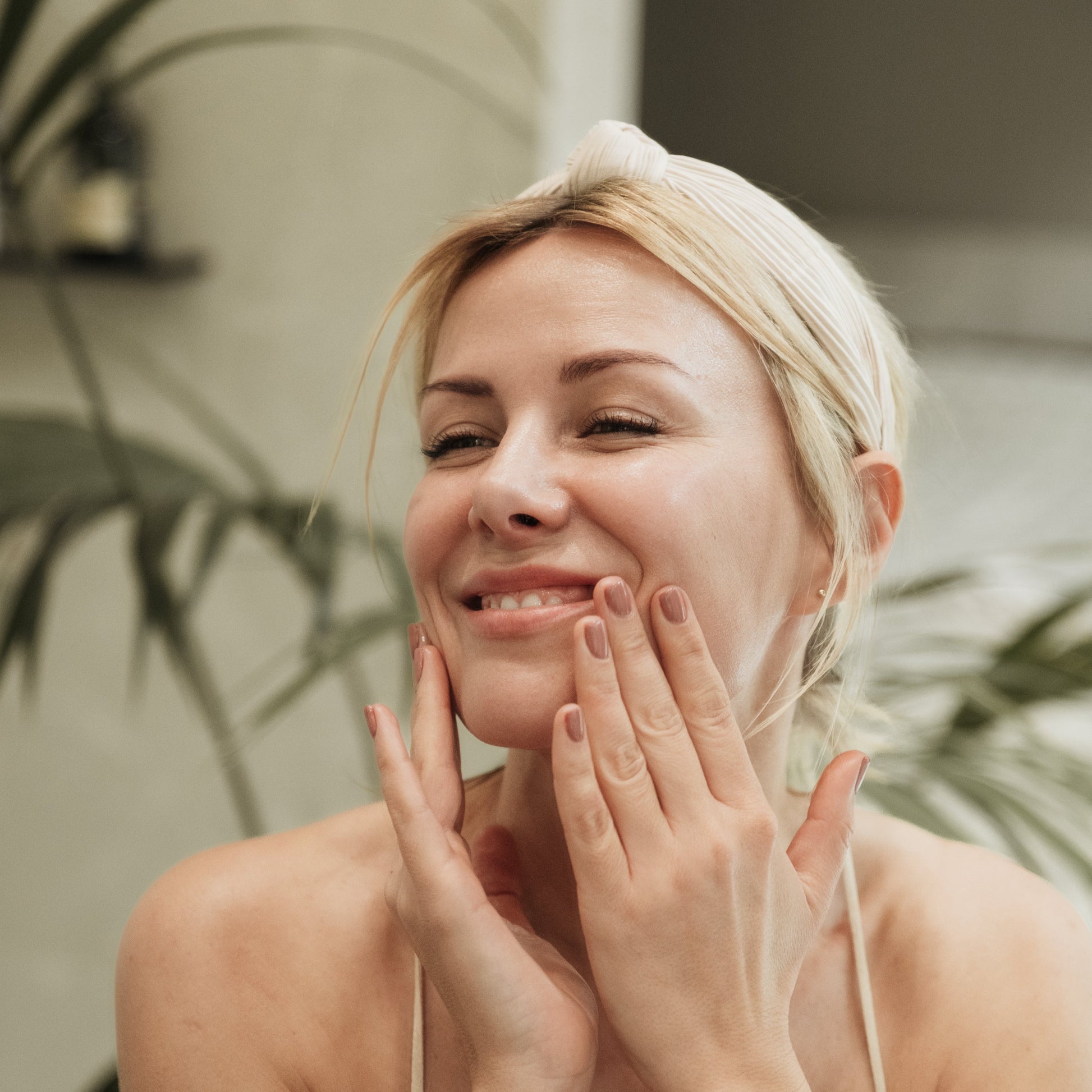 Woman applying Mellow Muses Replenishing Moisturizer on skin